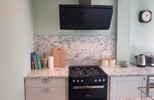 Tooting Apartment | Smart, conveniently located 2 bed garden flat in Colliers Wood.