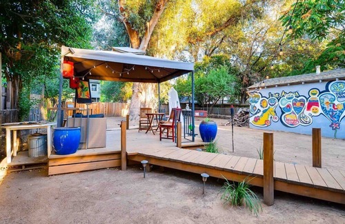 Southeastern Sacramento House | Smart, Eclectic ART HOUSE near the beat.