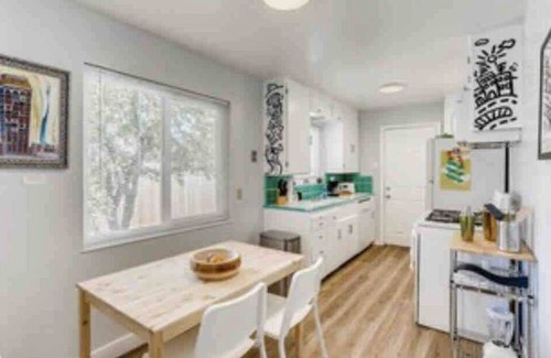 Southeastern Sacramento House | Smart, Eclectic ART HOUSE near UC Davis Med Center