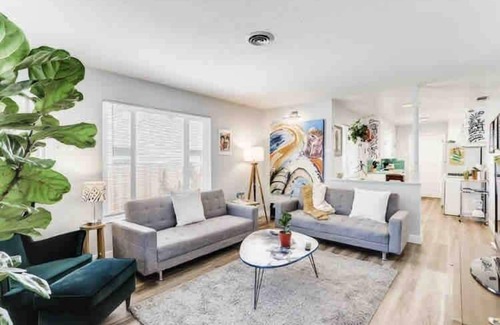Southeastern Sacramento House | Smart, Eclectic ART HOUSE near UC Davis Med Center