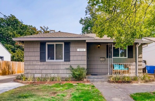 Southeastern Sacramento House | Smart, Eclectic ART HOUSE near UC Davis Med Center