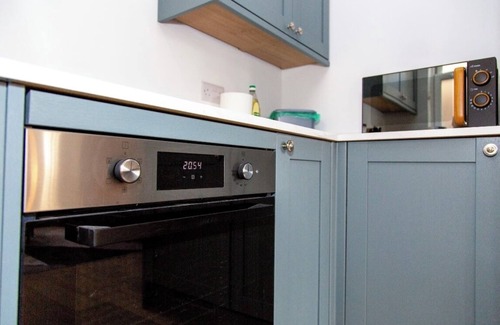 Rushmoor District Apartment | Smart Stay BnB | Next to Farnborough Airport | Sleeps 6 | Parking | Garden