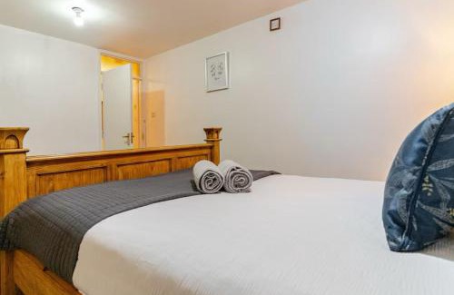 Smethwick House | Smethwick - House - Sleeps 8 - Parking