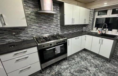 Smethwick House | Smethwick - House - Sleeps 8 - Parking