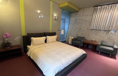 Jiaoxi Hotel | Smoking Rock