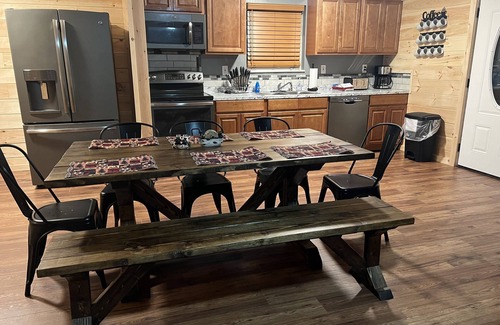 Sevierville Cabin | Smoky Cabin/Prime Location/Family-Oriented/HotTub/Pet-friendly/Game room & Pool