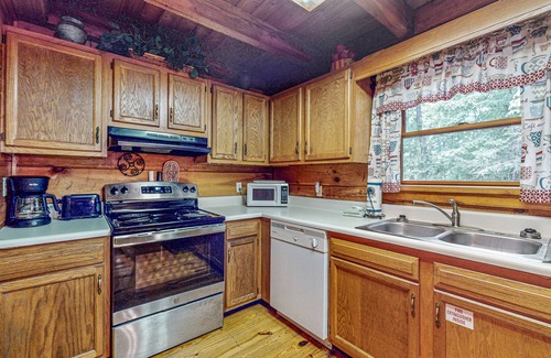 Caton Cabin | Smoky Mountain retreat with deck, hot tub, pool table, & free attraction tickets
