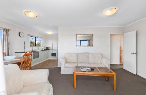 Snells Beach House | Snells Seaside Bach - Snells Beach Holiday Home