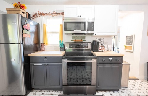 Nashville Cottage | Snoozy Snail short walk to town! Pet Friendly! Charming!