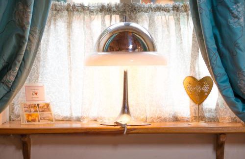 Sudbury House | Snow Cottage laid back style with footpaths to a great Macro Brewery Pub