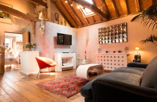 Sudbury House | Snow Cottage laid back style with footpaths to a great Macro Brewery Pub