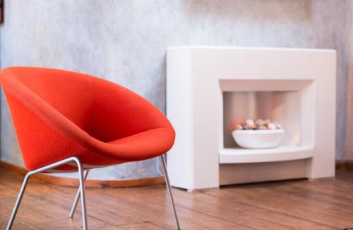 Sudbury House | Snow Cottage laid back style with footpaths to a great Macro Brewery Pub