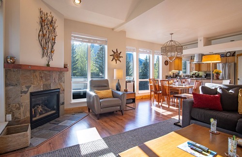 Ketchum Condo | Snow Star Skylight - 3BD 3BA - Hot Tub, Gym, Walk to Ski!