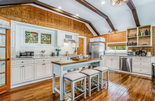 Bonita Springs Cottage | Snowbird-friendly historical cottage with high-speed WiFi & washer/dryer