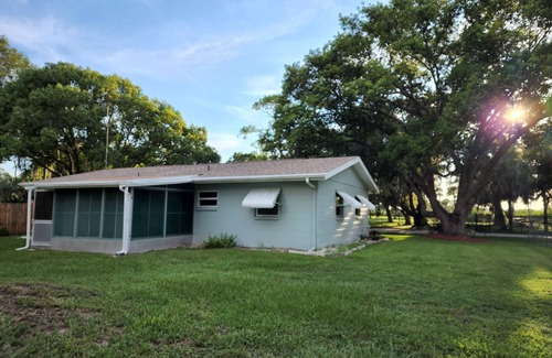 Port Richey Cottage | Snowbird friendly, amazing location!