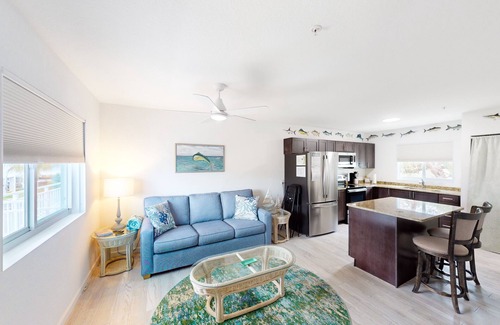 Florida Keys Condo | Snowbird-friendly condo in oceanfront complex with heated pool, BBQ, W/D, AC