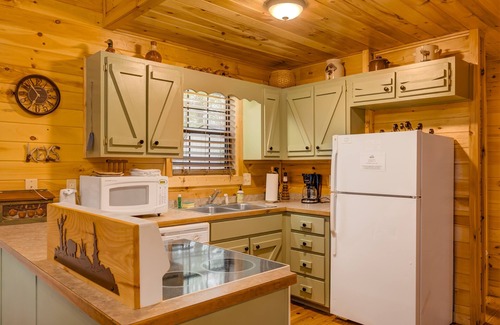 Williamstown Cabin | Snowbird-friendly log cabin with pool table, darts & private hot tub - dogs OK