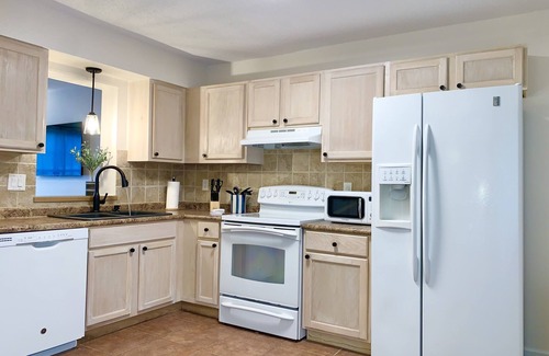 Fort Walton Beach House | Snowbirds! 50% off Monthly Stays near beach! Heart of Downtown Fort Walton Beach