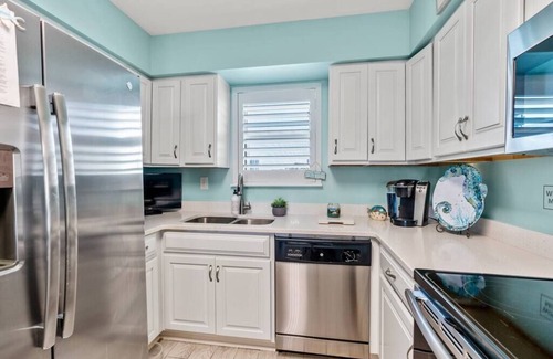 Orange Beach East Condo | Snowbirds Welcome|Waterfront|Boat Slips|Sleeps 6!