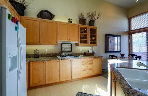 Mammoth Lakes Condo | Snowcreek V 997 Panoramic Mountain Views, Pet-Friendly by RedAwning