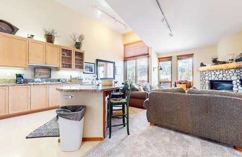 Mammoth Lakes Condo | Snowcreek V 997 Panoramic Mountain Views, Pet-Friendly by RedAwning
