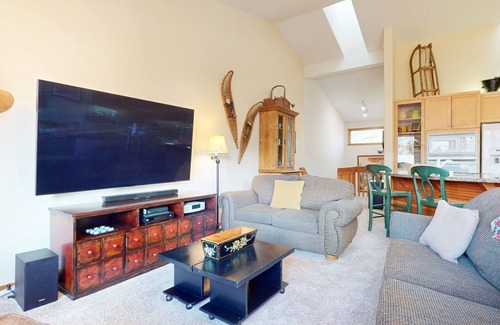 Mammoth Lakes Condo | Snowcreek V 997 Panoramic Mountain Views, Pet-Friendly by RedAwning
