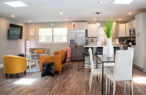 Orange Park House | Soak, swim, and unwind in your private oasis