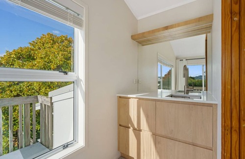 Two Mile Bay House | Soak up the sun with Wi-Fi