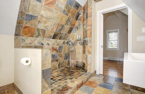 Hull House | Soaring ceilings 15 min walk to Parliament