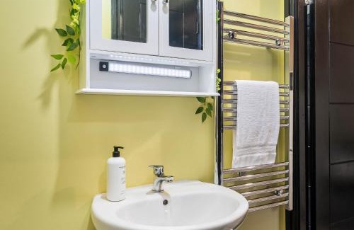 Doncaster Apartment | Social Media Adventure - 1 Bedroom Flat - Doncaster