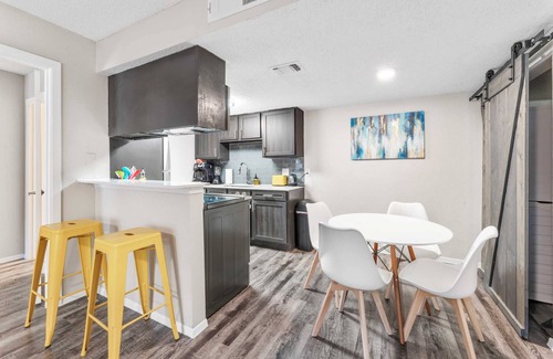 Pleasant Valley Apartment | SoCo 2BR cozy suite, king bed, fast WiFi