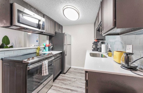 Pleasant Valley Apartment | SoCo 2BR cozy suite, king bed, fast WiFi