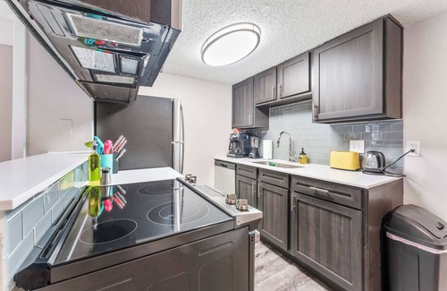 Pleasant Valley Apartment | SoCo 2BR cozy suite, king bed, fast WiFi