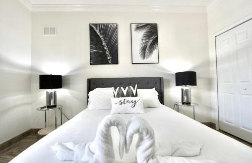 Crescent Beach Apartment | SōLE Suite #1-2 min to BEACH-Patio & Courtyard