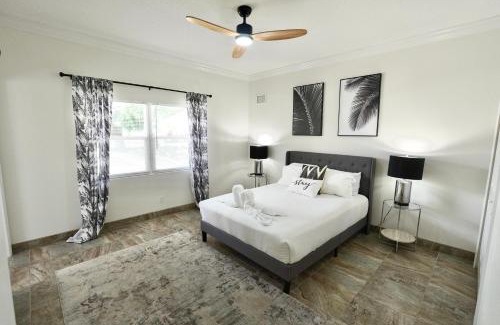 Crescent Beach Apartment | SōLE Suite #1-2 min to BEACH-Patio & Courtyard