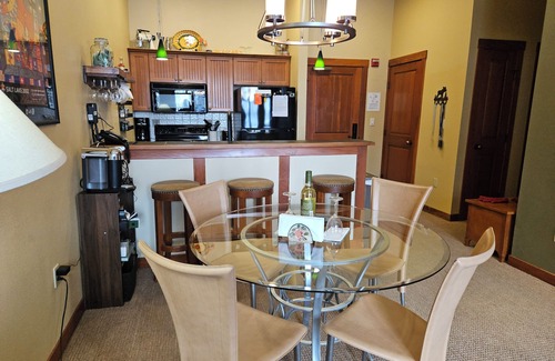 Salt Lake Mountain Resorts Condo | Solitude Resort ski in/out. 1 bedroom + den. Eagle Springs East #103. Sleeps 5.