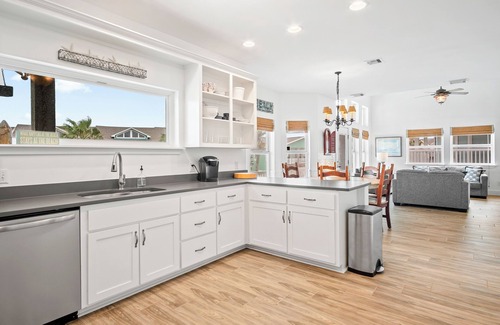 Sand Point House | Somewhere in the Sun. 3 story, 4 bed 3 bath Ocean & Pool views ! 2 Masters !