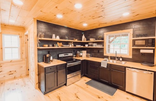 South Bloomingville Apartment | Sonder Ridge, Secluded Cabin w/hot tub, fire pit, fast WIFI, close to hikes in Hocking Hills