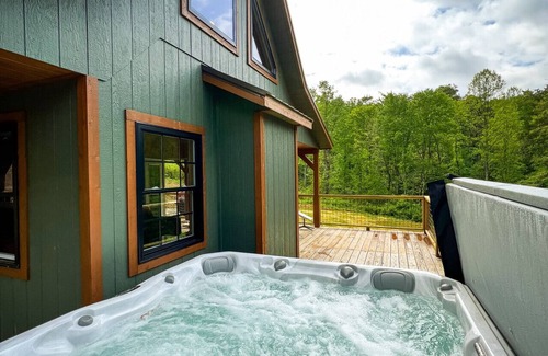 South Bloomingville Apartment | Sonder Ridge, Secluded Cabin w/hot tub, fire pit, fast WIFI, close to hikes in Hocking Hills