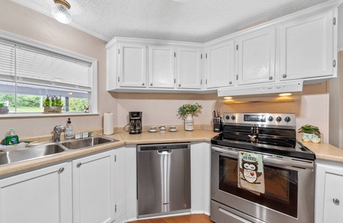 Eatonton House | Songbird House sleeps 8, wrap around porch, kayaks, canoe, dock & great fishing!