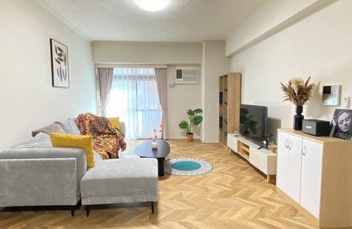 Xinyi Apartment | Songshan 204- Spacious Family Stay Near Raohe Night Market – 4B2B