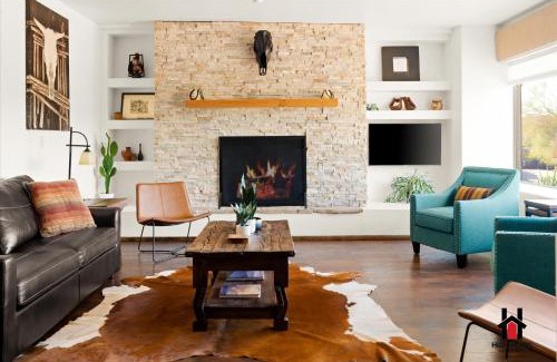 Cave Creek House | Sonoran Desert Getaway with Cowboy Tub