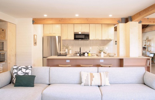 Tucson House | Sonoran Peach House - Lux Kitchen Mt View Flex Rm