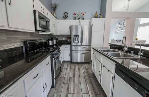 Orchards House | Soothing 3-bedroom house with AC and POOL in vibrant Las Vegas