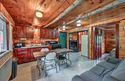 Solon Cabin | Soothing lodge with WiFi in charming Solon