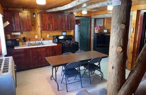 Solon Cabin | Soothing lodge with WiFi in charming Solon