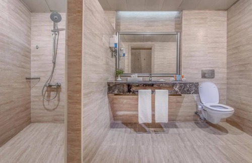 Ras Umm Sid Hotel | Sophisticated Adults-Only Oasis with Beach Access & Onsite Activities l 2 Rooms