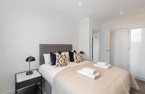 Clock House Apartment | Sophisticated Living: 1-BR Flat in Beckenham
