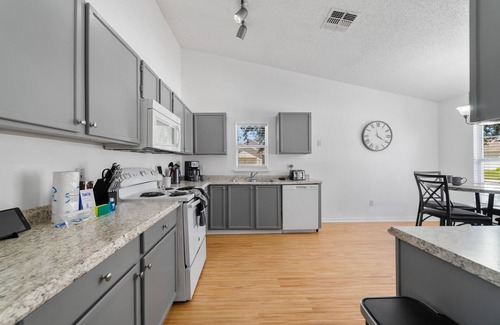 Clear Creek Villa | Sophisticated Sanctuary – South-Facing Pool - 10 Minutes to Disney