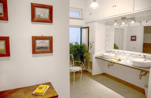 Independence House | Sorrento Luxe 3 Bedroom Villa with Jacuzzi&Parking